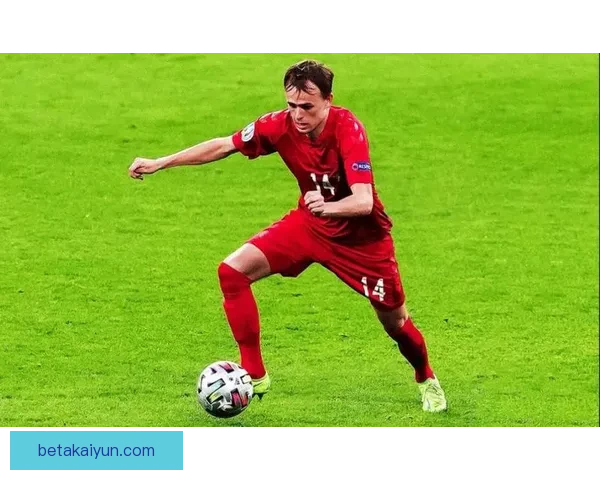 齐达内在尤文时期表现稳健，助球队多次夺冠并树立影响力